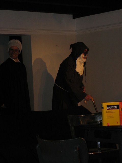 Grinsender Richter und tastender Seher